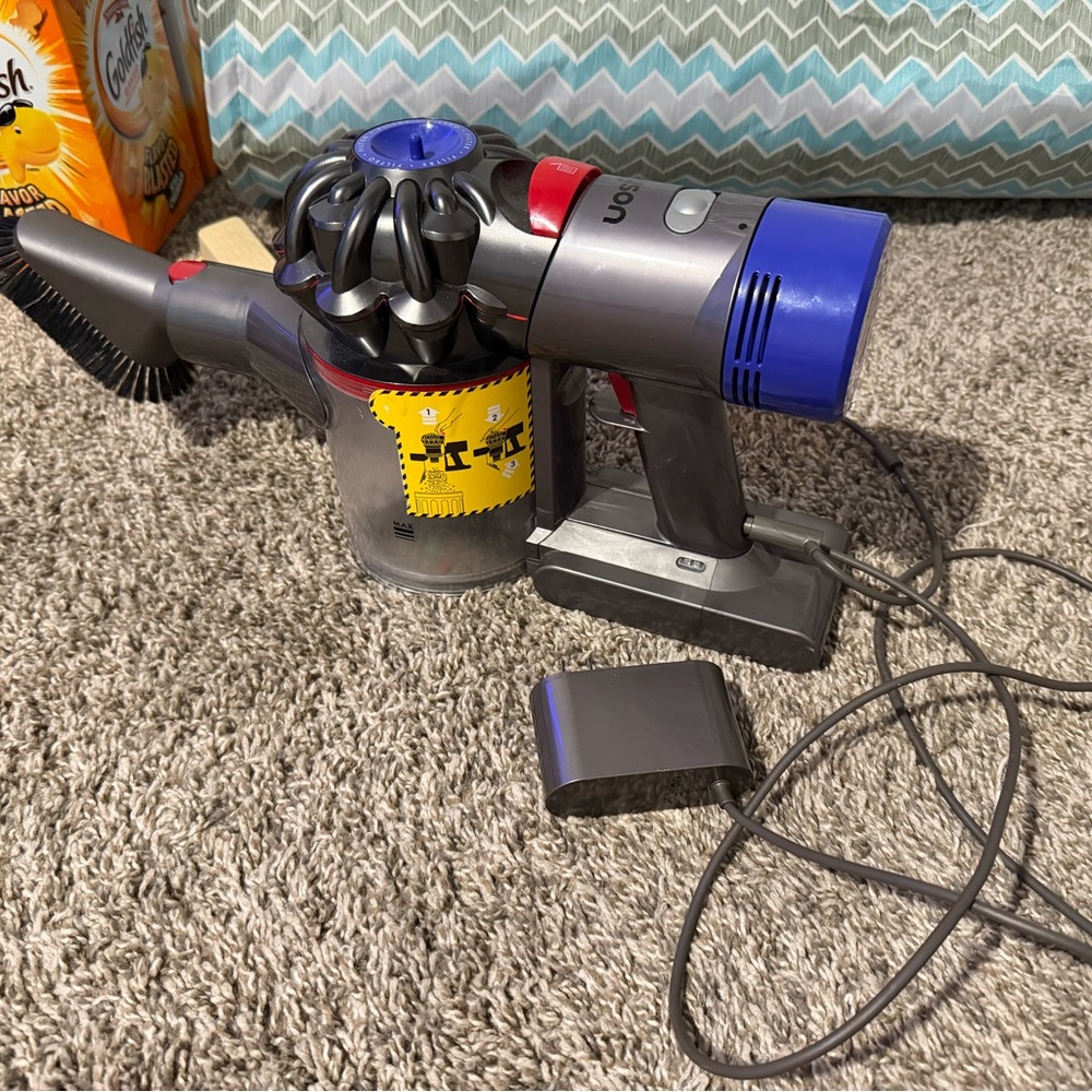 Dyson SV10 cordless vacuum cleaner with char ger and brush tip